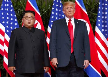 Imagen de archivo, tomada el 12 de junio de 2018, en la que el presidente de Estados Unidos, Donald Trump (derecha), se reúne con el líder norcoreano, Kim Jong Un, en la isla Sentosa, en Singapur. Foto: Evan Vucci / AP / Archivo.
