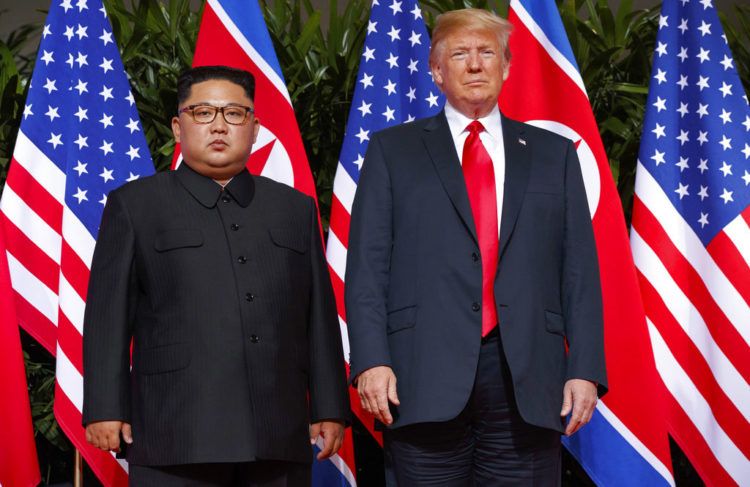 Imagen de archivo, tomada el 12 de junio de 2018, en la que el presidente de Estados Unidos, Donald Trump (derecha), se reúne con el líder norcoreano, Kim Jong Un, en la isla Sentosa, en Singapur. Foto: Evan Vucci / AP / Archivo.