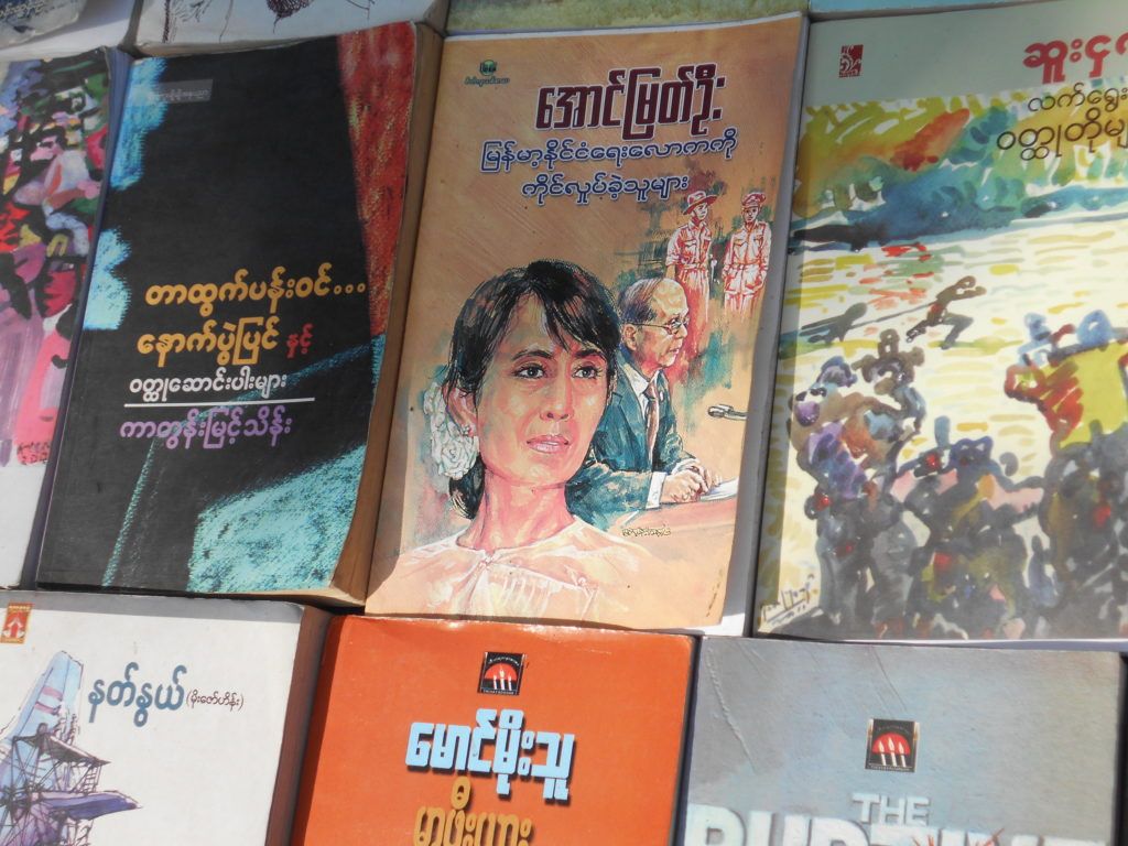 Una biografía de Suu Kyi en un puesto partidario de la LND (Foto: Daniel Wizenberg)