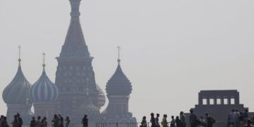 En esta imagen de archivo se ve la catedral de San Basilio, en Moscú, en una densa capa de smog durante una ola de calor. Foto: Misha Japaridze / AP / Archivo.