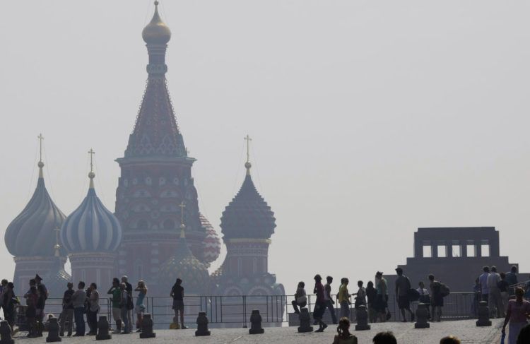 En esta imagen de archivo se ve la catedral de San Basilio, en Moscú, en una densa capa de smog durante una ola de calor. Foto: Misha Japaridze / AP / Archivo.