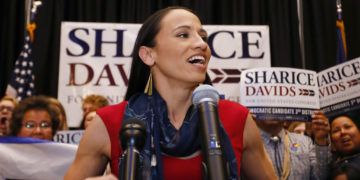 La candidata demócrata a la Cámara de Representantes Sharice Davids habla con partidarios tras su victoria en las elecciones el martes, 6 de noviembre del 2018, en Olathe, Kansas. Foto: Colin E. Braley / AP.