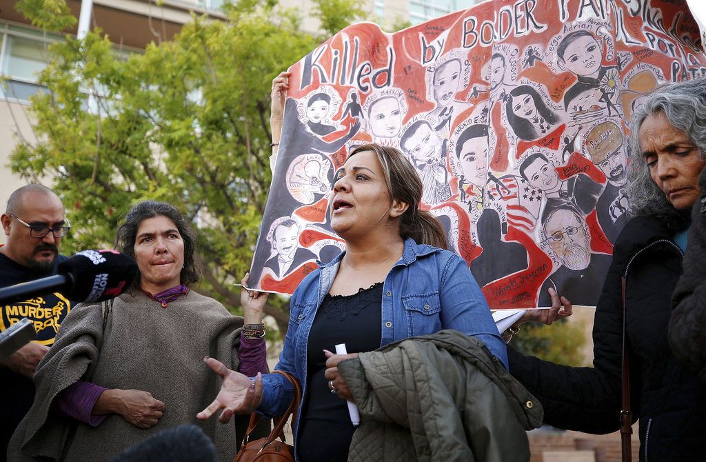 Araceli Rodríguez, al centro, madre del joven fallecido José Antonio Elena Rodríguez, habla afuera de un tribunal federal el 21 de noviembre de 2018, en Tucson, Arizona, acompañada por partidarios luego que el agente Lonnie Swartz de la Patrulla Fronteriza fue declarado inocente. Foto: Mike Christy / Arizona Daily Star vía AP.