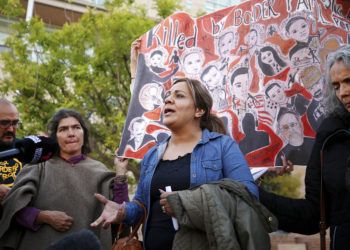 Araceli Rodríguez, al centro, madre del joven fallecido José Antonio Elena Rodríguez, habla afuera de un tribunal federal el 21 de noviembre de 2018, en Tucson, Arizona, acompañada por partidarios luego que el agente Lonnie Swartz de la Patrulla Fronteriza fue declarado inocente. Foto: Mike Christy / Arizona Daily Star vía AP.