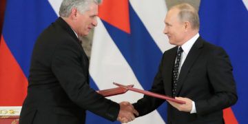 El presidente ruso, Vladímir Putin (d), y su homólogo cubano, Miguel Díaz-Canel, durante la firma de acuerdos bilaterales celebrada tras su reunión en el Kremlin, el 2 de noviembre de 2018. Foto: Sergei Shirikov / EFE.