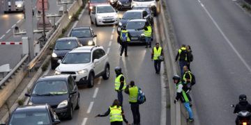 Manifestantes bloquean un carril de una autovía durante una protesta contra un impuesto a los combustibles, en Marsella, en el sur de Francia, el 17 de noviembre de 2018. (AP Foto/Claude Paris)