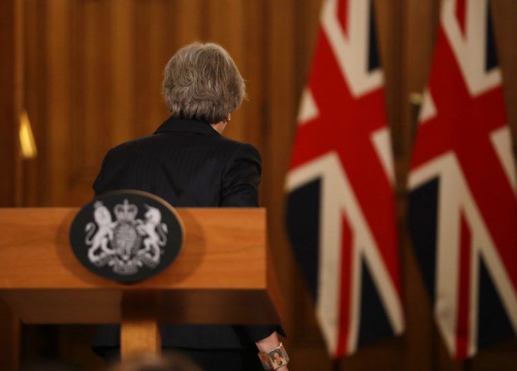 La primera ministra de Gran Bretaña, Theresa May, abandona una conferencia de prensa en su residencia oficial, el 10 de Downing Street, en Londres, el 15 de noviembre de 2018. (AP Foto/Matt Dunham, Pool)