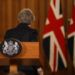 La primera ministra de Gran Bretaña, Theresa May, abandona una conferencia de prensa en su residencia oficial, el 10 de Downing Street, en Londres, el 15 de noviembre de 2018. (AP Foto/Matt Dunham, Pool)