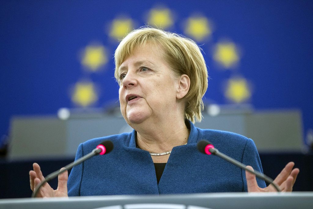 La canciller alemana Angela Merkel debate sobre el futuro de Europa con miembros del Parlamento Europeo en Estrasburgo, Francia, martes 13 de noviembre de 2018. (AP Foto/Jean-Francois Badias)