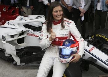 La colombiana de Tatiana Calderón posa al lado del Sauber C37, luego de convertirse en la primera mujer latinoamericana en ponerse al volante de un Fórmula 1. (AP Foto/Marco Ugarte)