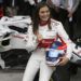 La colombiana de Tatiana Calderón posa al lado del Sauber C37, luego de convertirse en la primera mujer latinoamericana en ponerse al volante de un Fórmula 1. (AP Foto/Marco Ugarte)