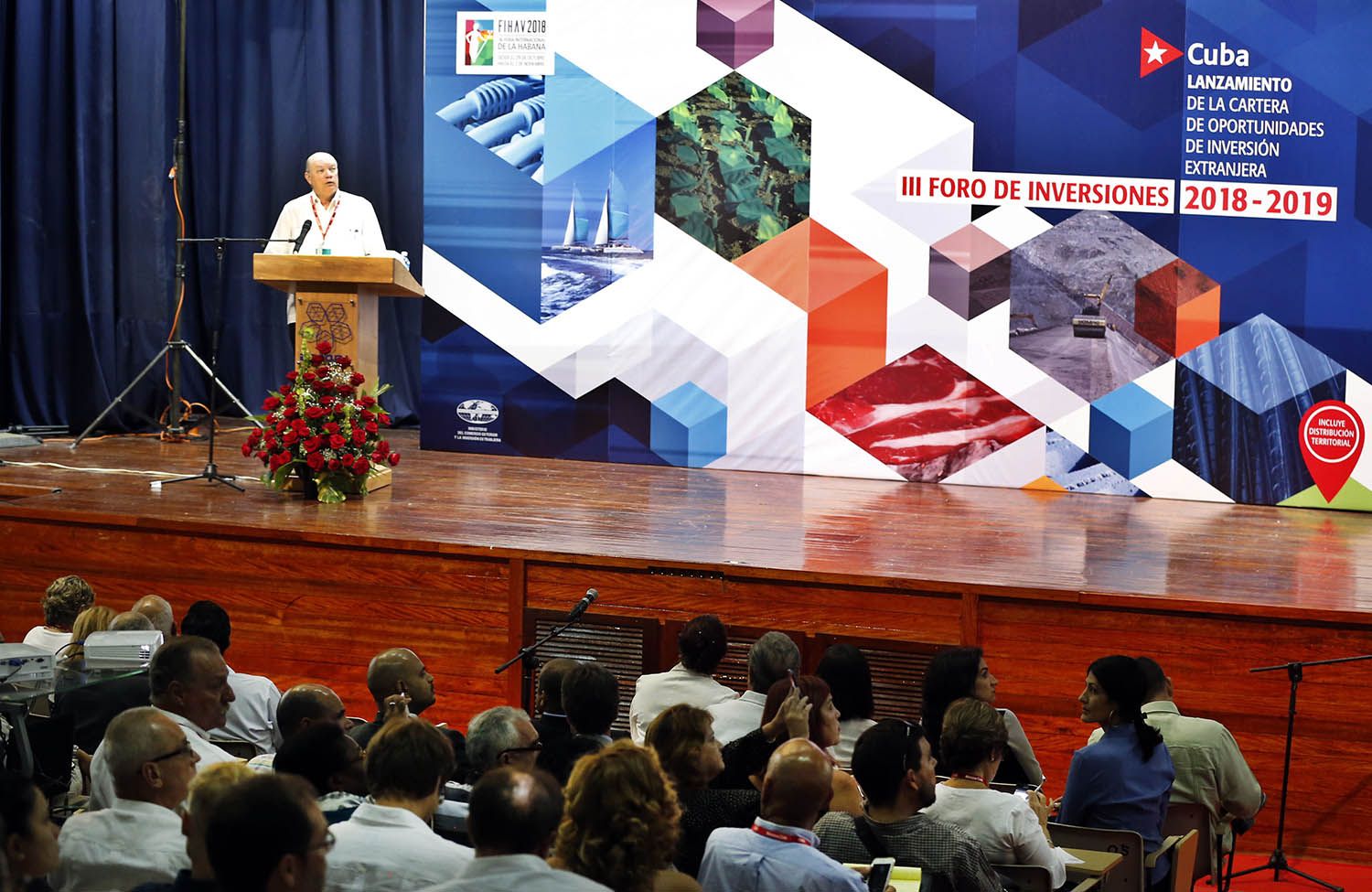 El ministro del Comercio Exterior de Cuba, Rodrigo Malmierca, presenta la nueva cartera para la Inversión extranjera en Cuba hoy, miércoles 31 de octubre del 2018, durante la 36 Feria Internacional de La Habana Fihav 2018. Foto: Ernesto Mastrascusa / EFE.