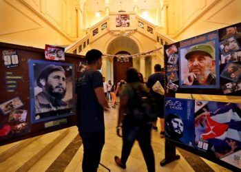 Estudiantes de la Facultad de Derecho organizan una vigilia en homenaje al histórico líder de la Revolución cubana. Foto: Ernesto Mastrascusa / EFE.