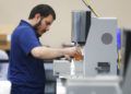 Un trabajador de la oficina de la supervisora de las elecciones del condado de Broward limpia una máquina antes del recuento de votos, el lunes 12 de noviembre de 2018, en Lauderhill, Florida. (AP Foto/Wilfredo Lee)