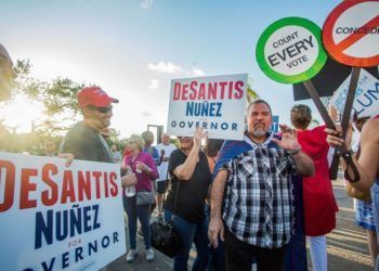 Votantes republicanos y demócratas se enfrentan en Broward, Florida. Foto: Ian Witlen/REX/Shutterstock via ABC.