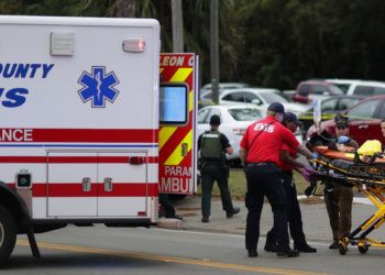Una persona herida es subida a una ambulancia para ser trasladada del lugar donde se registró un tiroteo en un centro de yoga, el viernes 2 de noviembre de 2018, en Tallahassee, Florida. Foto: Tori Schneider / Tallahassee Democrat vía AP.