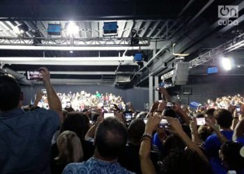 El público recibe a Obama en Miami. Foto: Marita Pérez Díaz.