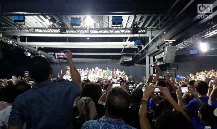 El público recibe a Obama en Miami. Foto: Marita Pérez Díaz.
