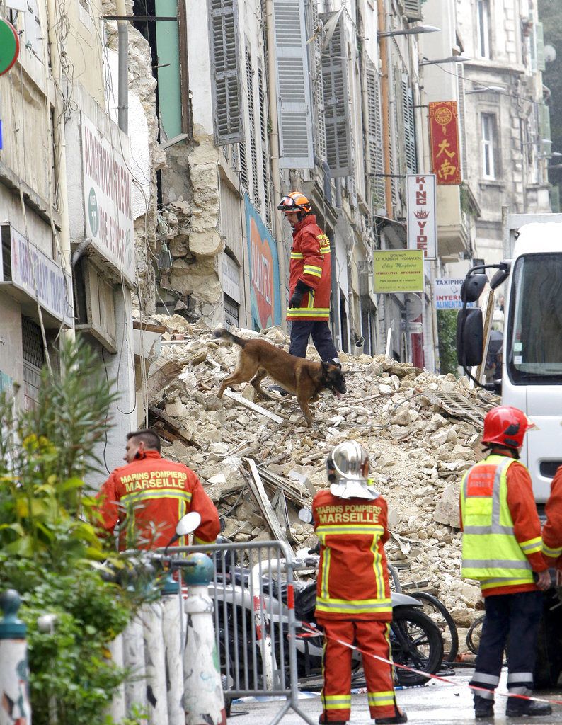 Bomberos trabajan en la escena de dos edificios que se desplomaron en Marsella, Francia, lunes 5 de noviembre de 2018. Hubo dos heridos leves, pero se buscaba a personas posiblemente atrapadas. (AP Foto/Claude Paris)