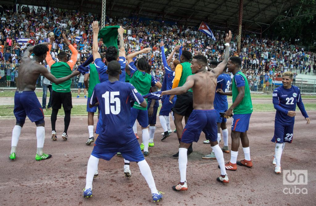 Jugadores cubanos celebran el triunfo 1-0 ante República Dominicana en la Liga de las Naciones. Foto: Otmaro Rodríguez