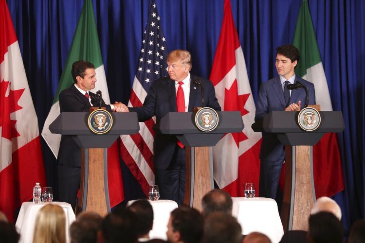 El presidente de México, Enrique Peña Nieto (izquierda), estrecha la mano del presidente Donald Trump mientras el primer ministro de Canadá, Justin Trudeau, los observa poco antes de que los tres firmen su nuevo tratado comercial, el Tratado entre México, Estados Unidos y Canadá (T-MEC), en reemplazo del Tratado de Libre Comercio de América del Norte (TLCAN), que estuvo vigente desde el 1 de enero de 1994, durante una ceremonia antes del inicio de la cumbre del G20 en Buenos Aires, Argentina, el viernes 30 de noviembre de 2018. (AP Foto/Martín Mejía)