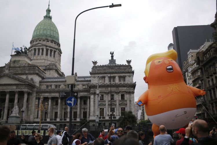 Opositores a la cumbre del G20 llevan un muñeco inflable gigante que representa a Trump, frente al Congreso en Buenos Aires, el jueves 29 de noviembre de 2018. Foto: Sebastián Pani / AP.
