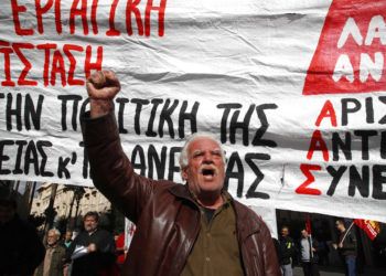 Protesta durante una huelga de 24 horas en Atenas el miércoles, 28 de noviembre del 2018. Los sindicatos quieren que el gobierno elimine partes claves de los paquetes de austeridad. Foto: Thanassis Stavrakis / AP.