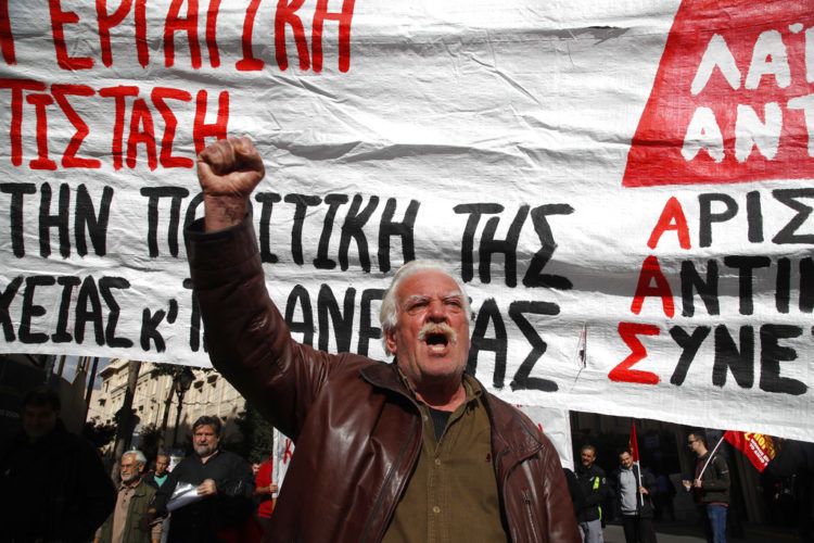 Protesta durante una huelga de 24 horas en Atenas el miércoles, 28 de noviembre del 2018. Los sindicatos quieren que el gobierno elimine partes claves de los paquetes de austeridad. Foto: Thanassis Stavrakis / AP.