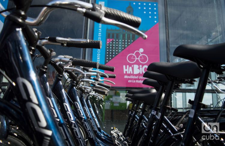 Desde este 24 de noviembre, funciona Ha'Bici, el primer sistema de bicicletas públicas de La Habana. Foto: Otmaro Rodríguez.