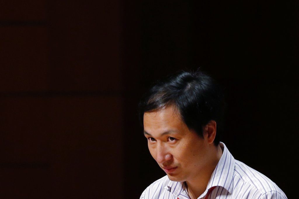 He Jiankui, un investigador chino, habla durante la Cumbre Internacional sobre la Edición del Genoma Humano en Hong Kong, el 28 de noviembre de 2018. Foto: Kin Cheung / AP.