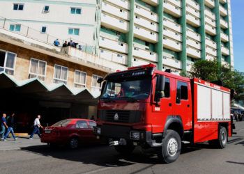 Camión de bomberos en los alrededores del edificio Focsa, de La Habana, durante el incendio reportado en la edificación el 28 de noviembre de 2018. Foto: Prensa Latina.