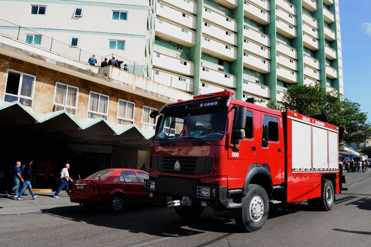 Camión de bomberos en los alrededores del edificio Focsa, de La Habana, durante el incendio reportado en la edificación el 28 de noviembre de 2018. Foto: Prensa Latina.