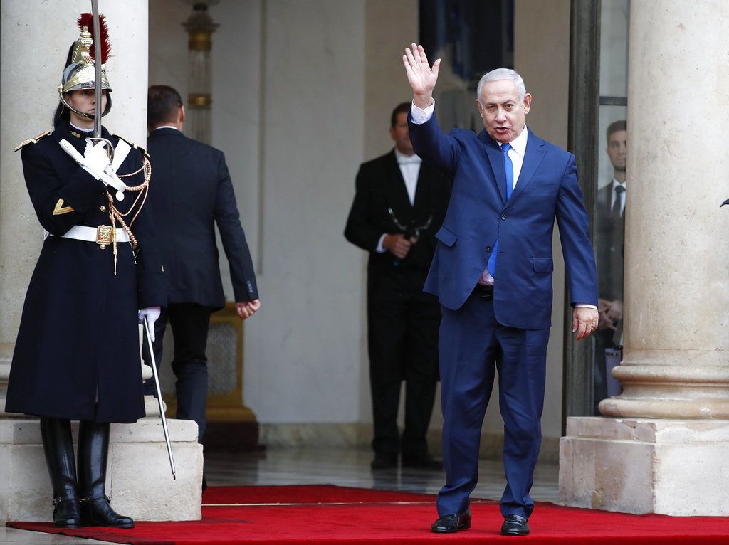 El primer ministro israelí Benjamin Netanyahu saluda a su llegada al Palacio del Eliseo en París tras participar en una ceremonia por el fin de la Primera Guerra Mundial, el domingo 11 de noviembre de 2018. (AP Foto/Christophe Ena)