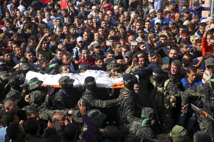 Dolientes cargan el lunes 12 de noviembre de 2018 el cuerpo del comandante de Hamas Nour el-Deen Barakas, quien fue murió durante un ataque israelí, en la Franja de Gaza. (AP Foto/Adel Hana)
