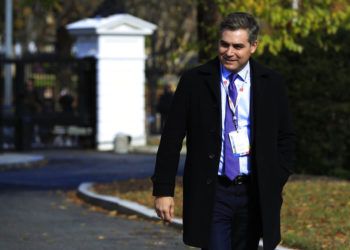 Jim Acosta de CNN atraviesa la entrada del jardín norte durante su regreso a la Casa Blanca en Washington, el viernes 16 de noviembre de 2018. Foto: Manuel Balce Ceneta / AP.