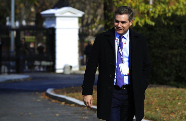 Jim Acosta de CNN atraviesa la entrada del jardín norte durante su regreso a la Casa Blanca en Washington, el viernes 16 de noviembre de 2018. Foto: Manuel Balce Ceneta / AP.