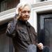 En esta imagen de archivo, tomada el 19 de mayo de 2017, el fundador de WikiLeaks, Julian Assange, saluda a sus seguidores desde un balcón de la embajada de Ecuador en Londres. (AP Foto/Frank Augstein, archivo)