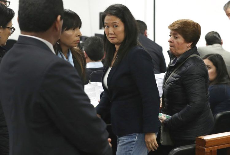 Keiko Fujimori, lideresa de oposición e hija del expresidente peruano Alberto Fujimori, asiste a una audiencia donde se piden 36 meses de prisión preventiva contra ella por presunto lavado de activos en Lima, Perú, el miércoles 24 de octubre de 2018. Foto: Martin Mejia / AP.