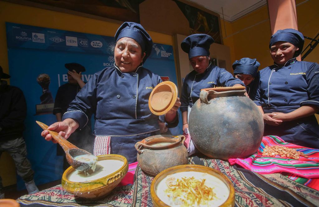 Integrantes de la Asociación Boliviana de Chefs participan este 31 de octubre de 2018, en la presentación de un proyecto de ley que propone a la sopa de maní como plato bandera del país, que fue el último alimento que probó el Che. Foto: Martín Alipaz / EFE.