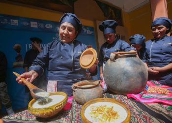 Integrantes de la Asociación Boliviana de Chefs participan este 31 de octubre de 2018, en la presentación de un proyecto de ley que propone a la sopa de maní como plato bandera del país, que fue el último alimento que probó el Che. Foto: Martín Alipaz / EFE.