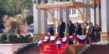 El Presidente cubano es recibido por el Presidente Bounnhang Vorachith, en el Palacio Presidencial de Laos. Foto: Estudios Revolución.