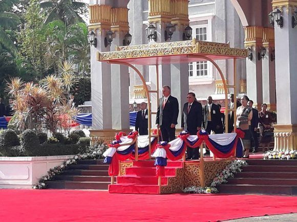 El Presidente cubano es recibido por el Presidente Bounnhang Vorachith, en el Palacio Presidencial de Laos. Foto: Estudios Revolución.