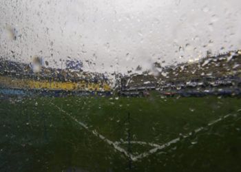 La cancha del estadio la Bombonera de Buenos Aires, el sábado 10 de noviembre de 2018. El partido de ida de la final de la Copa Libertadores entre Boca Juniors y River Plate fue pospuesto porque la lluvia inundó la cancha. (AP Foto/Natacha Pisarenko)
