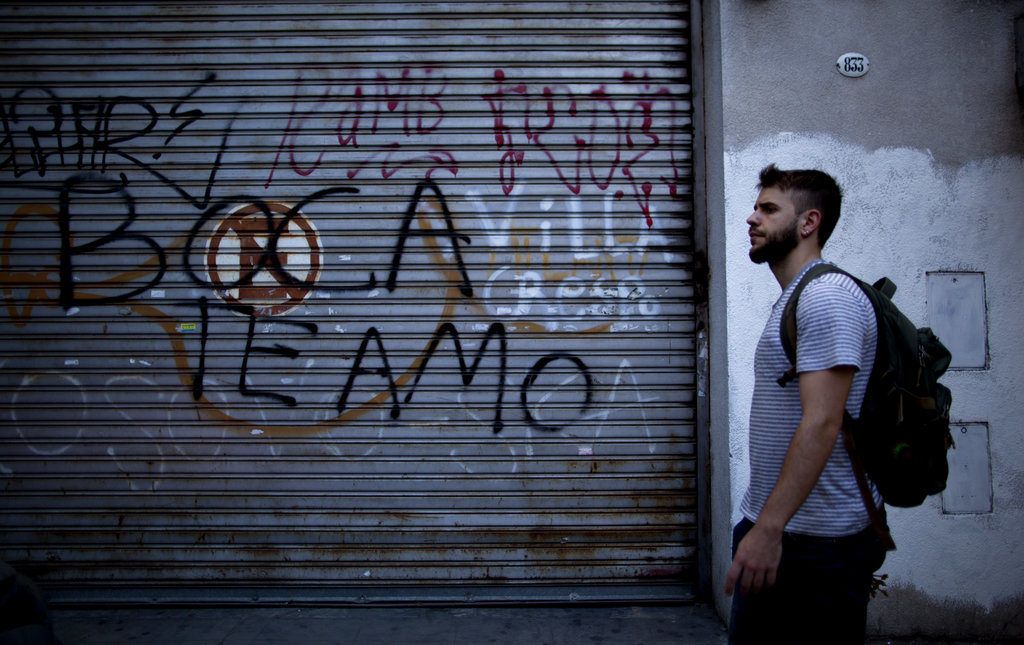 Un individuo camina frente a un graffiti con la frase Boca te amo en Buenos Aires, Argentina, el miércoles 7 de noviembre de 2018. Boca enfrentará a River Plate en la final de la Copa Libertadores. (AP Foto/Natacha Pisarenko)