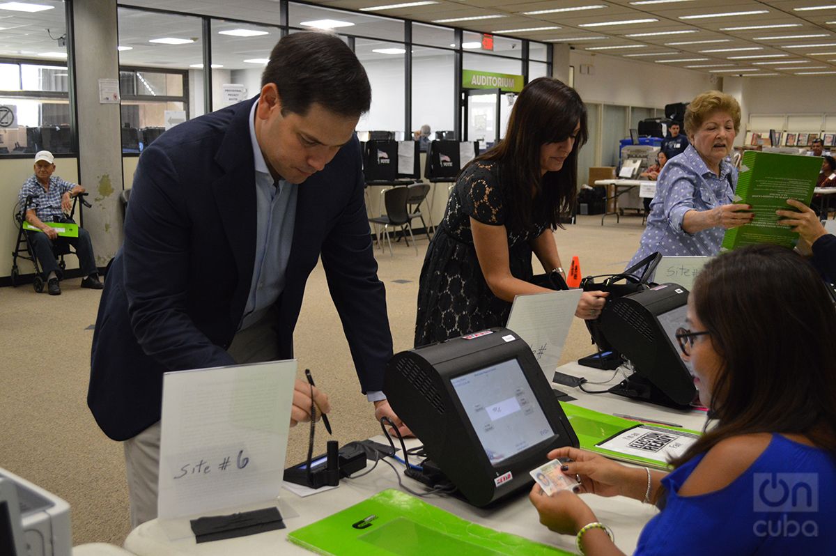 El senador republicano Marcos Rubio y la candidata a vice gobernadora de la Florida Jeannette Nuñez se preparan para votar. Foto: Marita Pérez Díaz.
