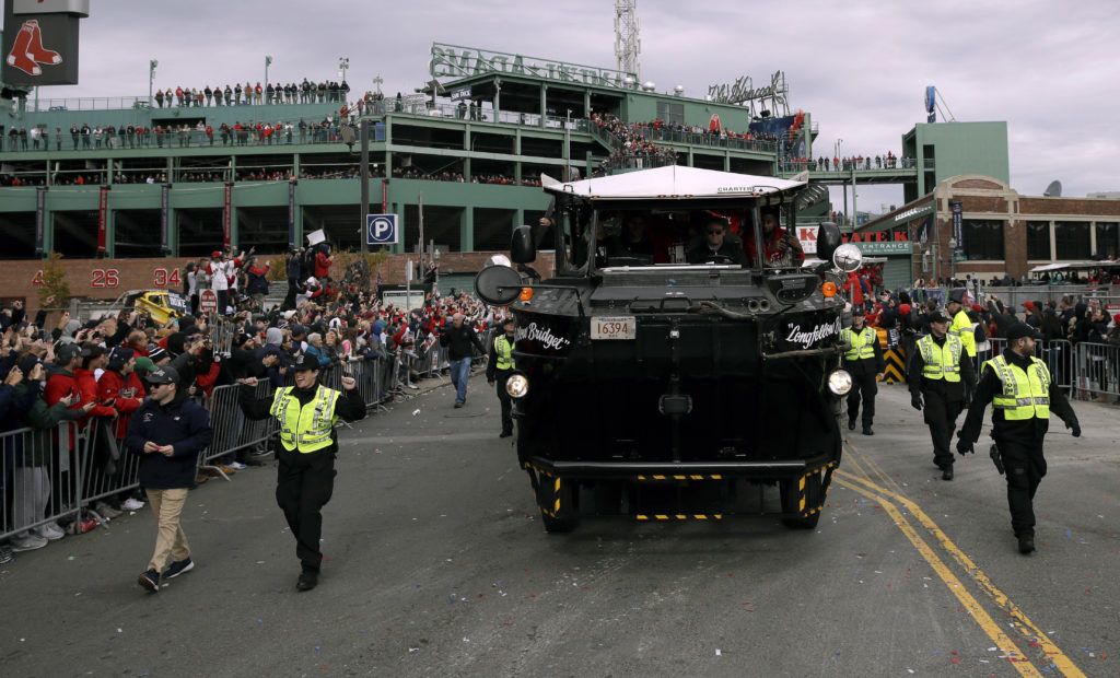 El desfile de los Medias Rojas de Boston se puso en marcha desde el estadio Fenway Park. (AP Foto/Charles Krupa)