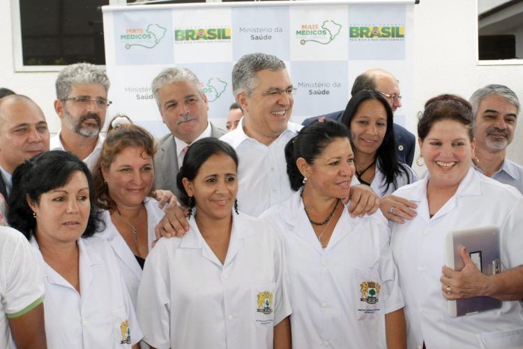 Galenos cubanos del programa "Más Médicos" junto a autoridades de Brasil. Foto: @OGloboPolitica / Twitter.