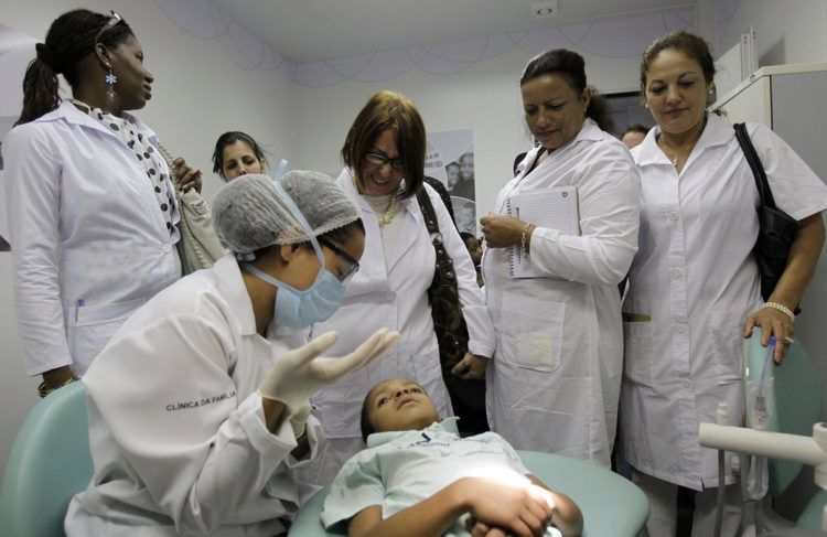 Médicos cubanos en Brasil. Foto: Eraldo Peres / AP / Archivo.