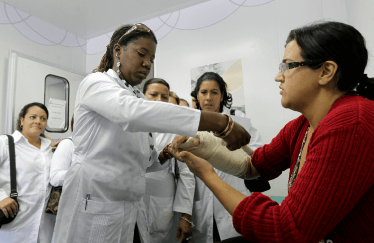 Médicos cubanos en Brasil. Foto: AP / Archivo.
