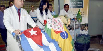 Médicos cubanos del proyecto de colaboración "Más médicos", de Brasil. Foto: UOL/Archivo.